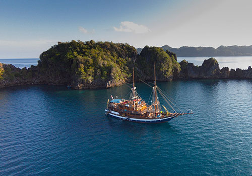 Luxury Phinisi Sailing
