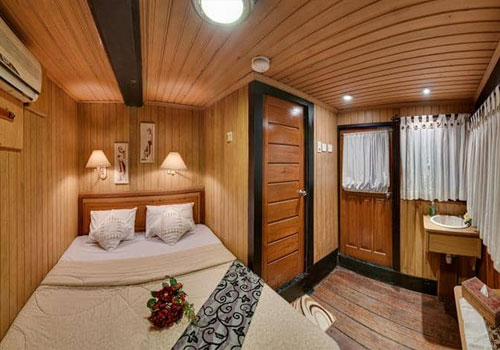 Comfortable Cabin, Phinisi Cruise